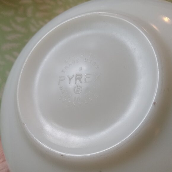 Vintage pyrex bowl dish 444 4QT snowflakes - Picture 4 of 4